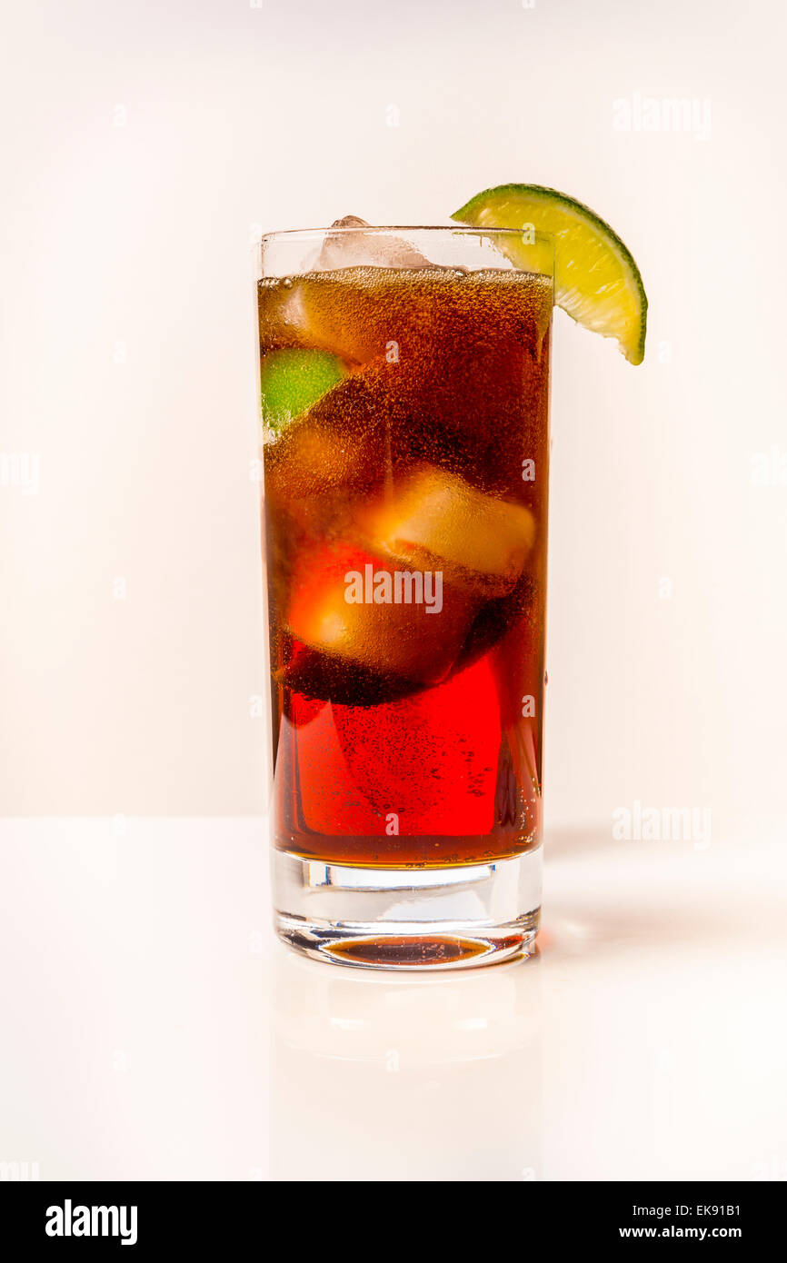 Une image verticale d'un verre de coca avec de la glace et citron Banque D'Images