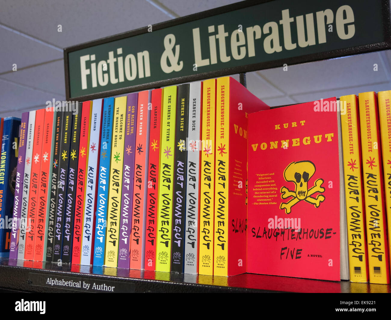 Fiction et littérature étagère dans Barnes & Noble, NYC Banque D'Images