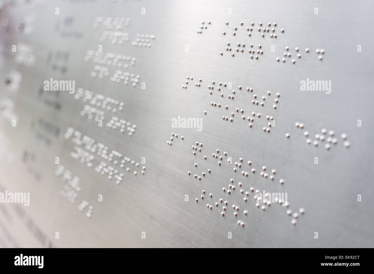 Lecture Braille bosses a trouvé dans un parc à Hong Kong. Banque D'Images
