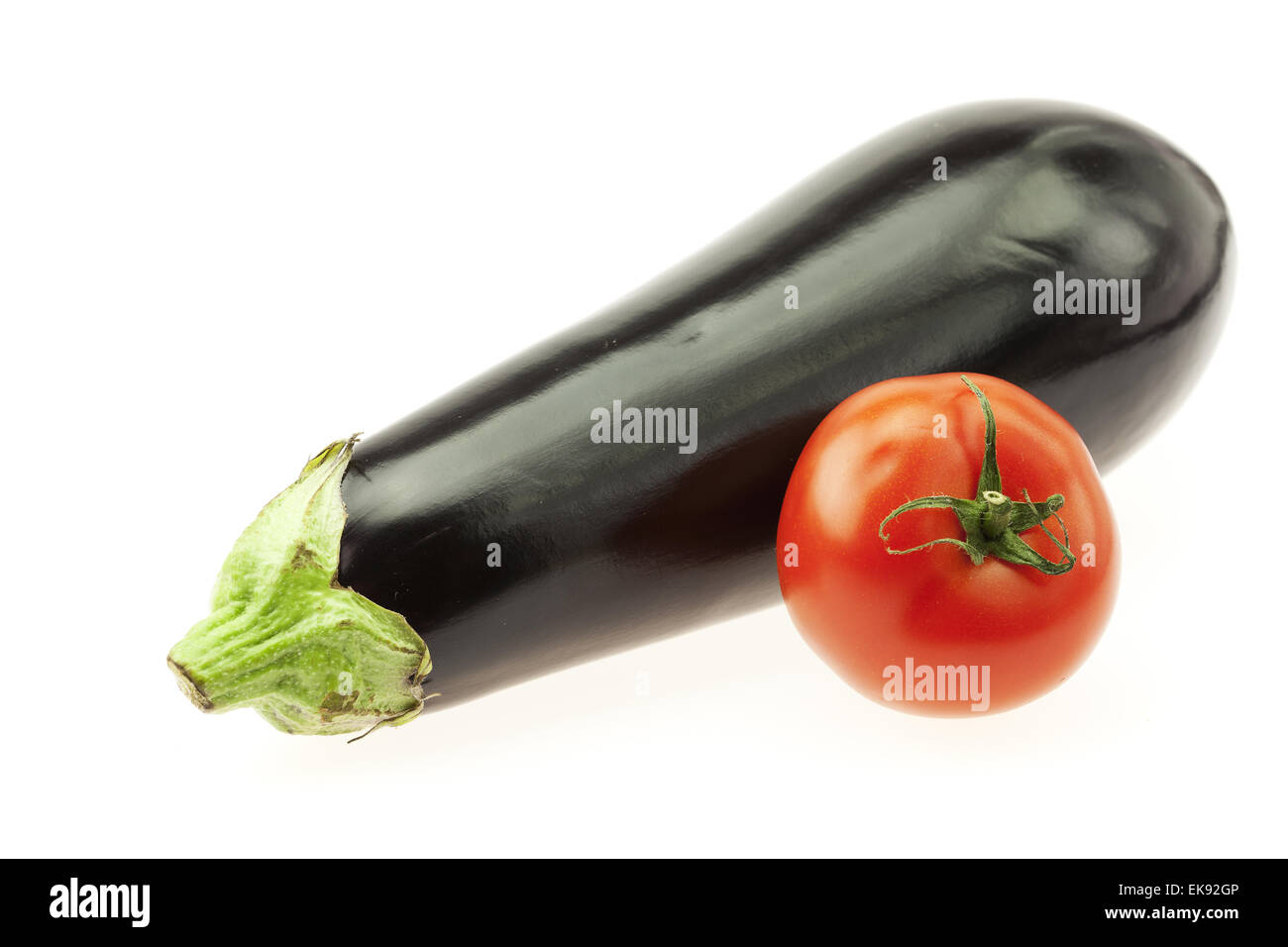Aubergine et tomate isolated on white Banque D'Images