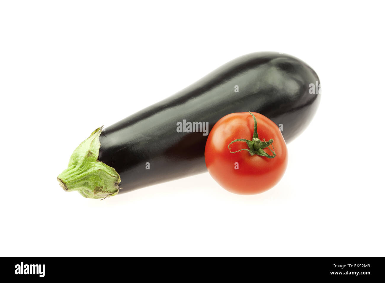 Les aubergines et les tomates isolated on white Banque D'Images