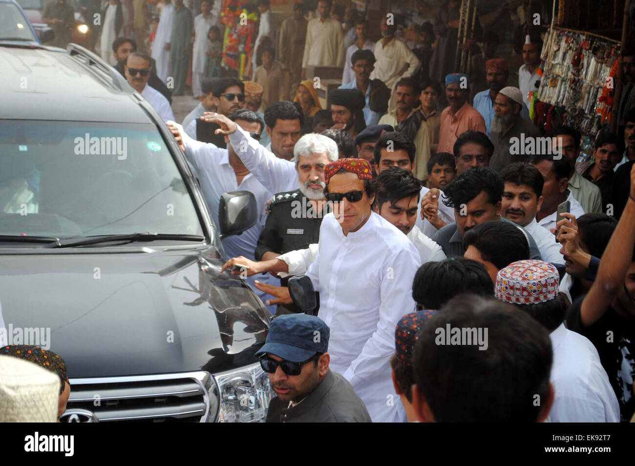 Tehreek-e-Insaf (PTI) Président, Imran Khan arrivent pour visiter la tombe de Shah Abdul Latif Bhitai (RA) au cours de son mausolée à Bhit Shah le Mercredi, Avril 08, 2015. Banque D'Images