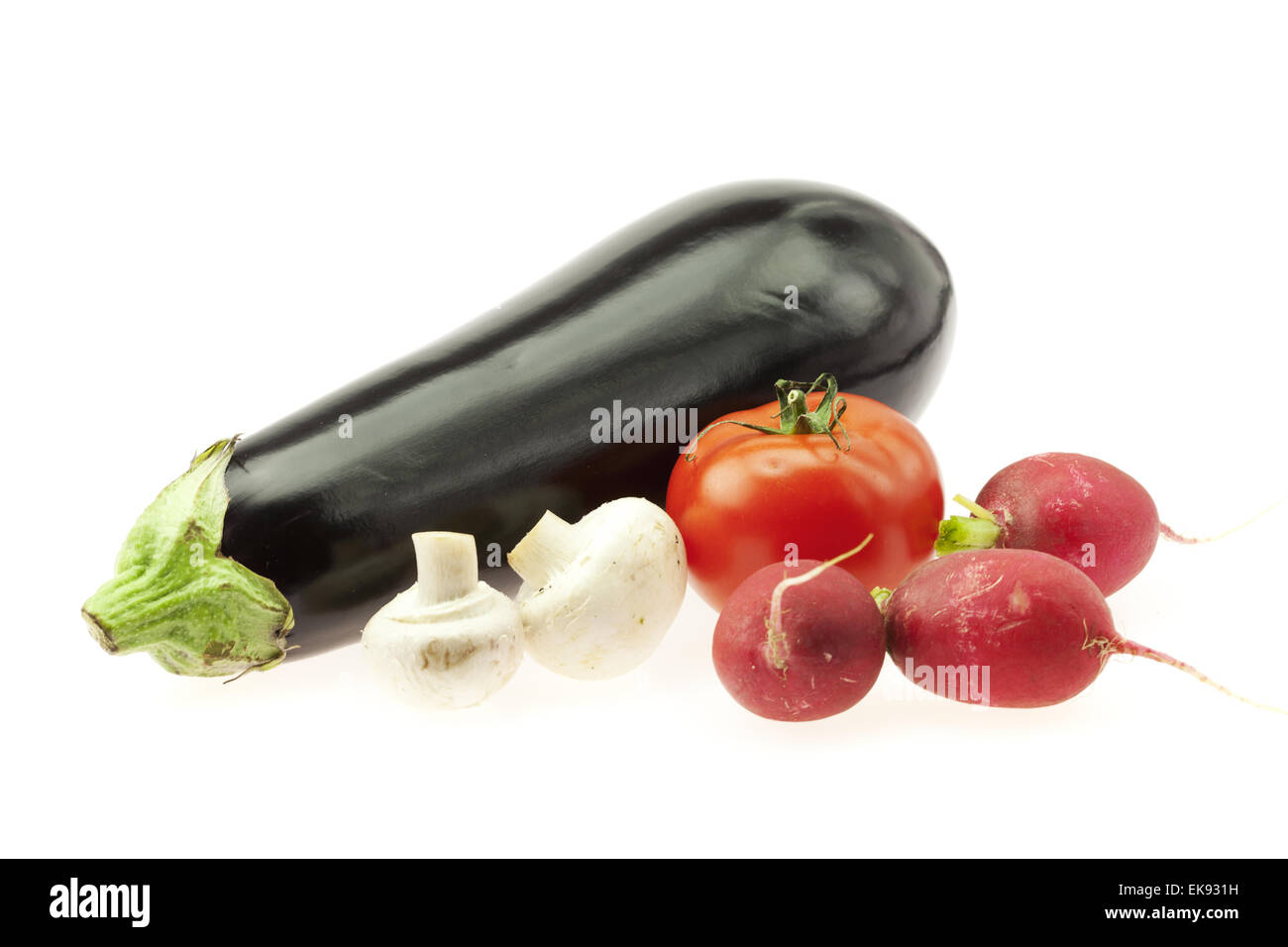 Les radis aubergine tomates et champignons isolated on white Banque D'Images
