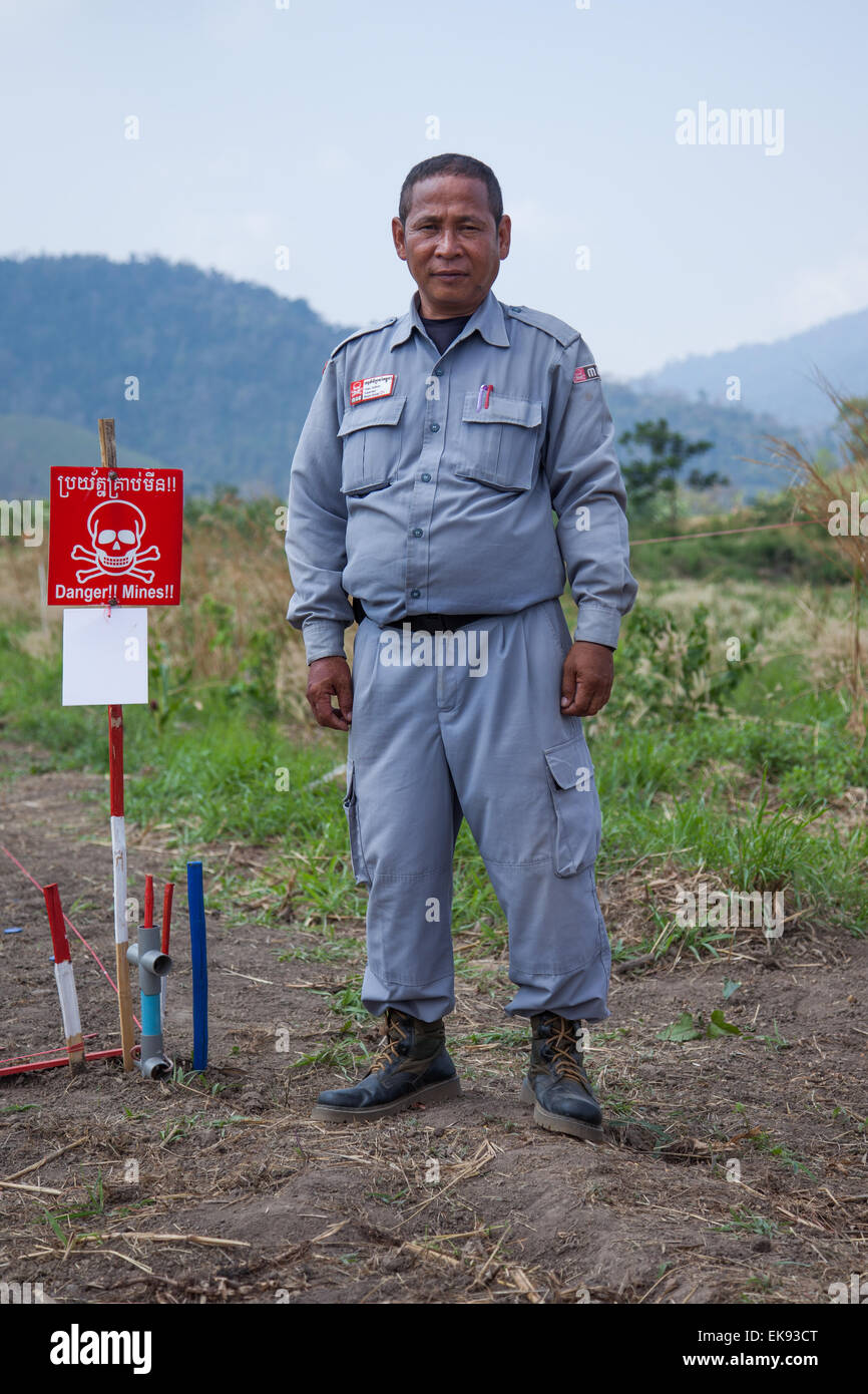 Le chef de l'équipe de l'équipe de déminage MAG se dresse en bordure d'un champ de mines dans le nord-ouest du Cambodge près de la frontière thaïlandaise Banque D'Images