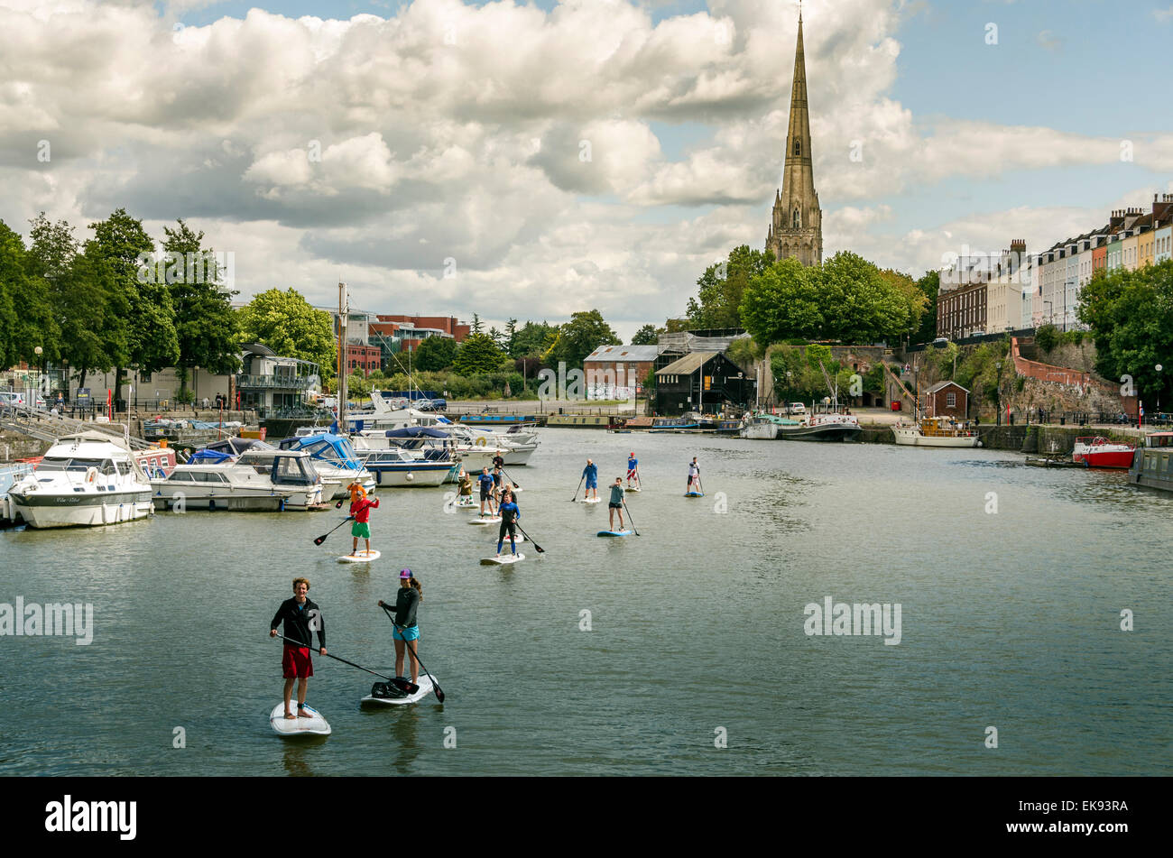 Stand Up Paddle Boarders de prendre une promenade autour de la palette flottante du Bristol Harbour sur une journée d'été. Banque D'Images