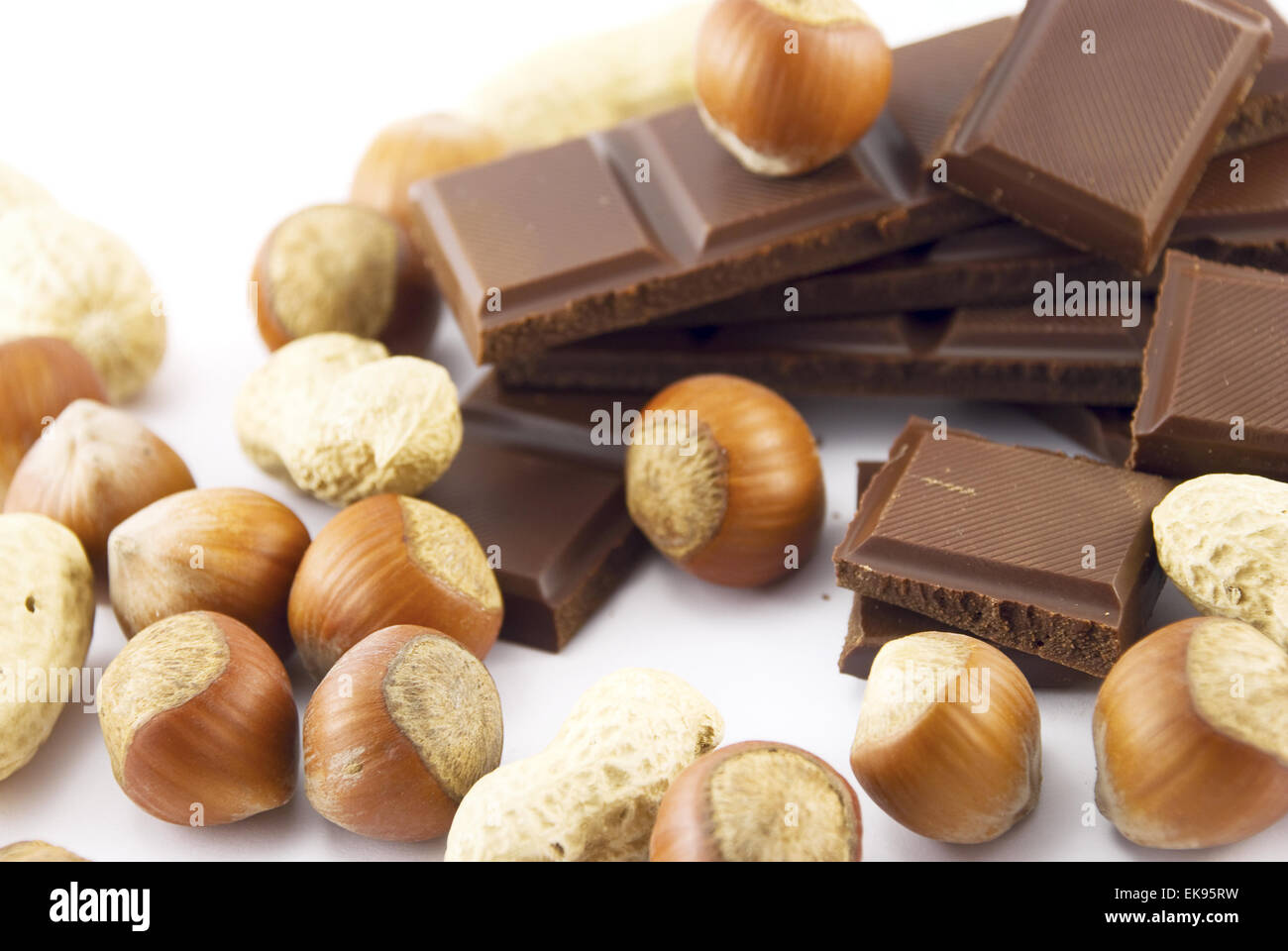 Chocolat et noix isolated on white Banque D'Images