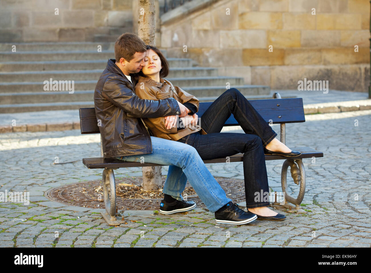 Love couple assis sur le banc Banque D'Images