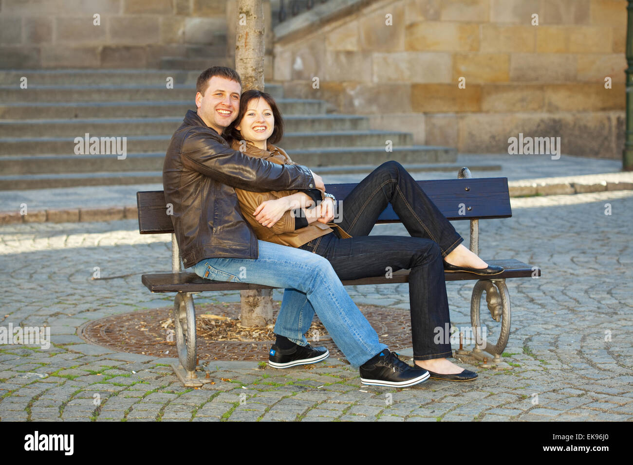 Love couple assis sur le banc Banque D'Images