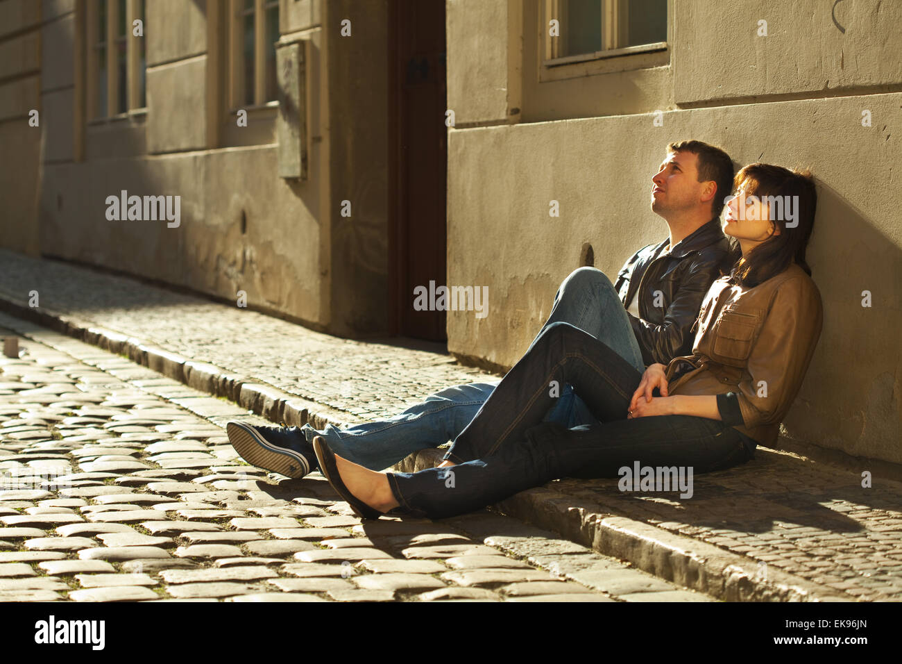 Love couple assis sur le trottoir Banque D'Images