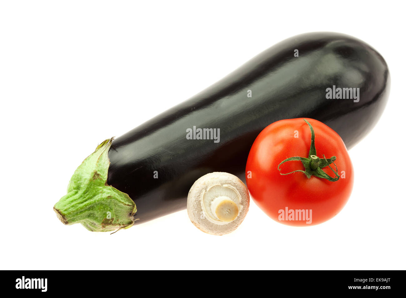 Les aubergines, les champignons et les tomates isolated on white Banque D'Images