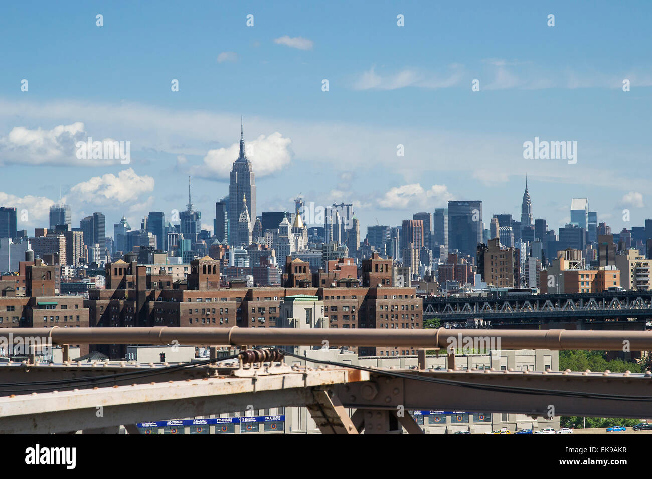 La ville de New York, USA - Août 4,2013vue sur la skyline de Manhattan depuis le pont de Brooklyn dans une journée ensoleillée. Banque D'Images