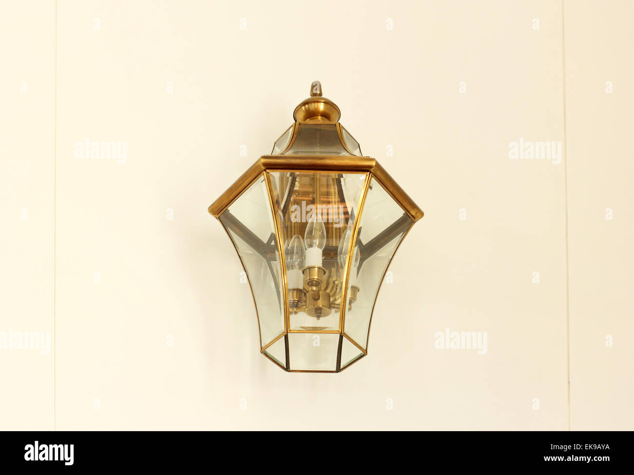 Lampe Vintage sur mur blanc Banque D'Images