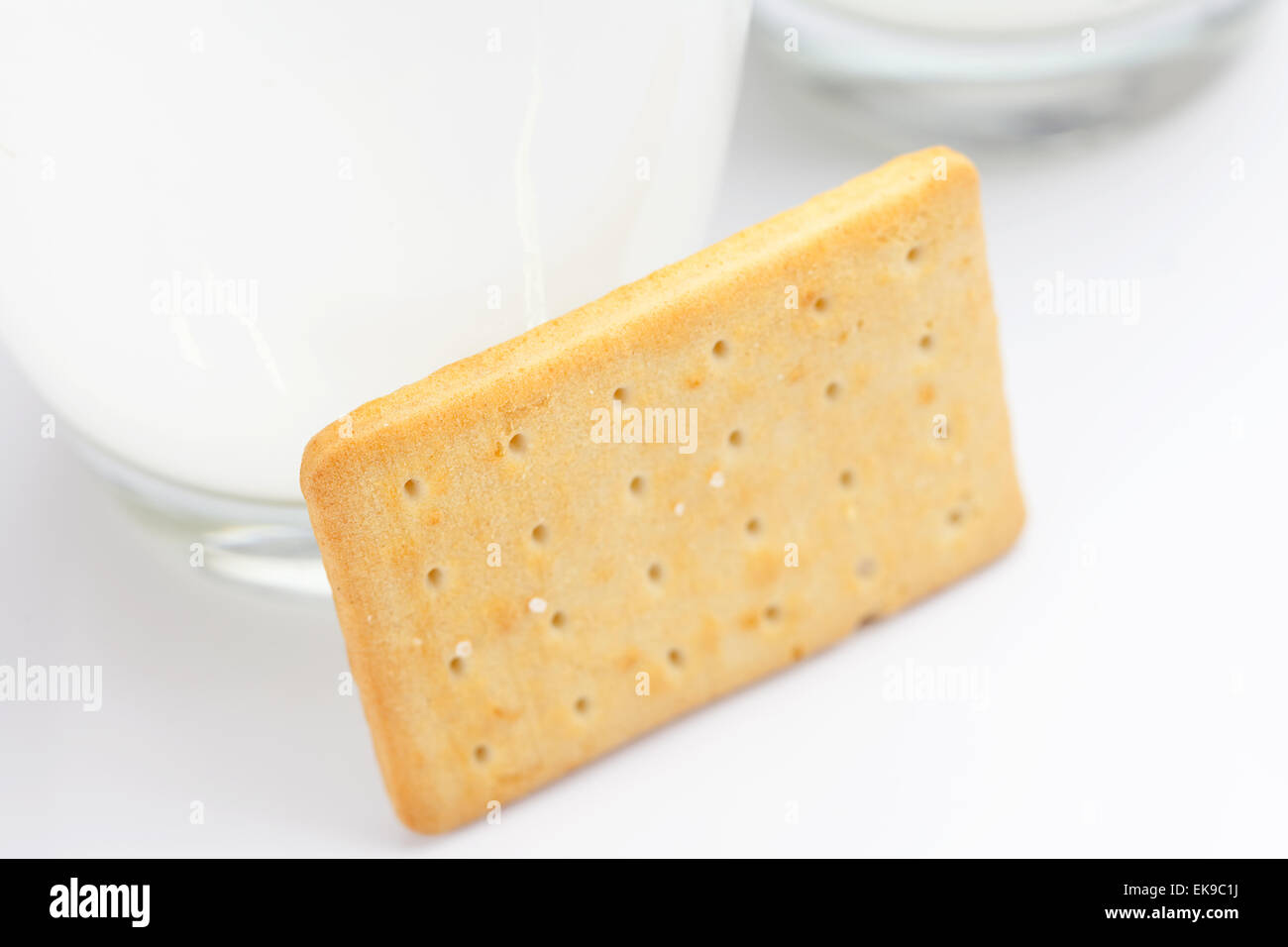 Deux verres de lait et les cookies sur un fond gris Banque D'Images