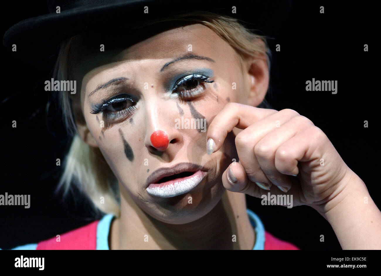 Larmes d'un clown - clown Femme Andrea Santos a l'air triste sur la scène principale du Cottle et Austen Electric Circus à Brighton UK 2004 Banque D'Images