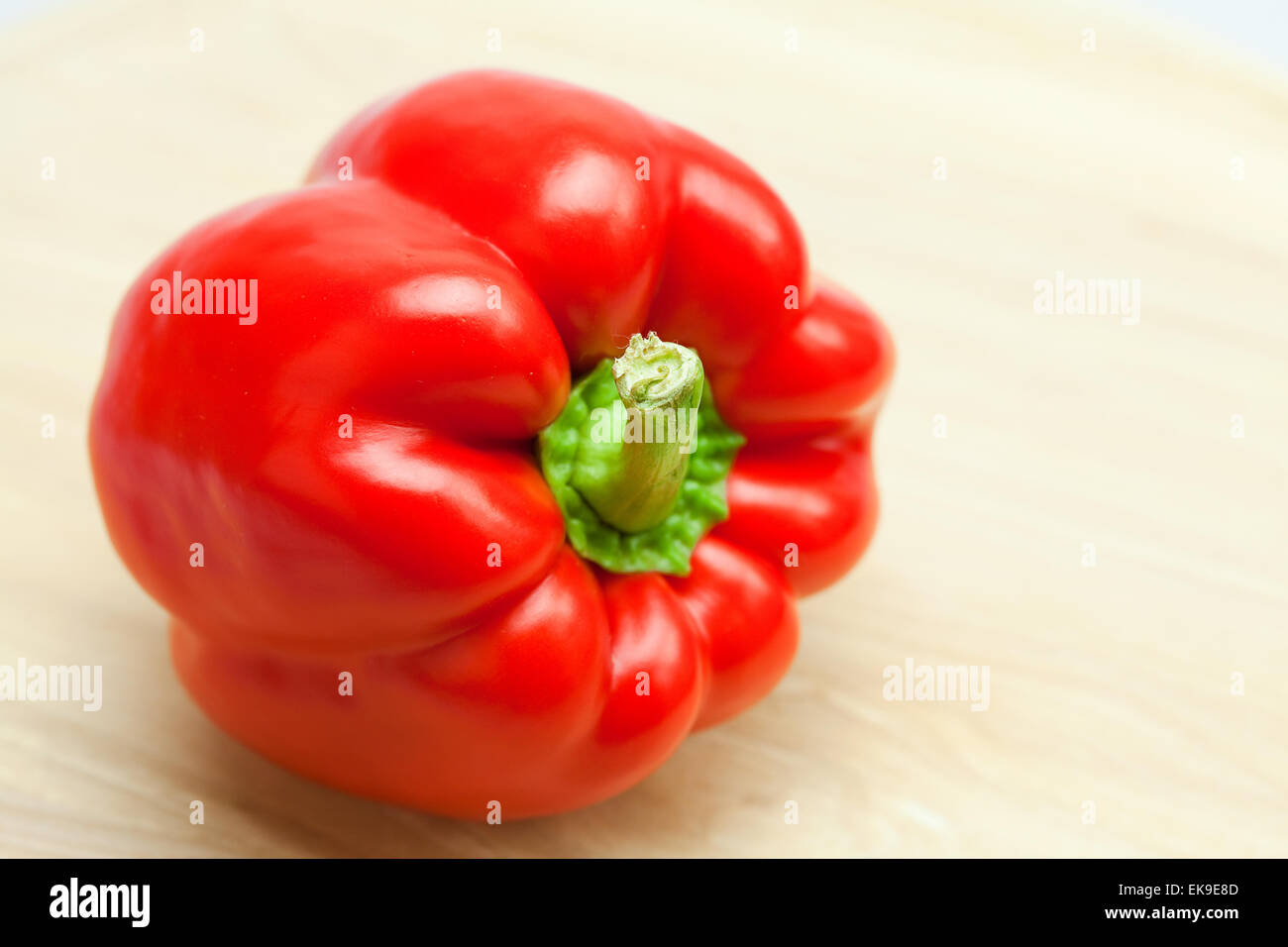 Poivron rouge sur une planche à découper isolated on white Banque D'Images