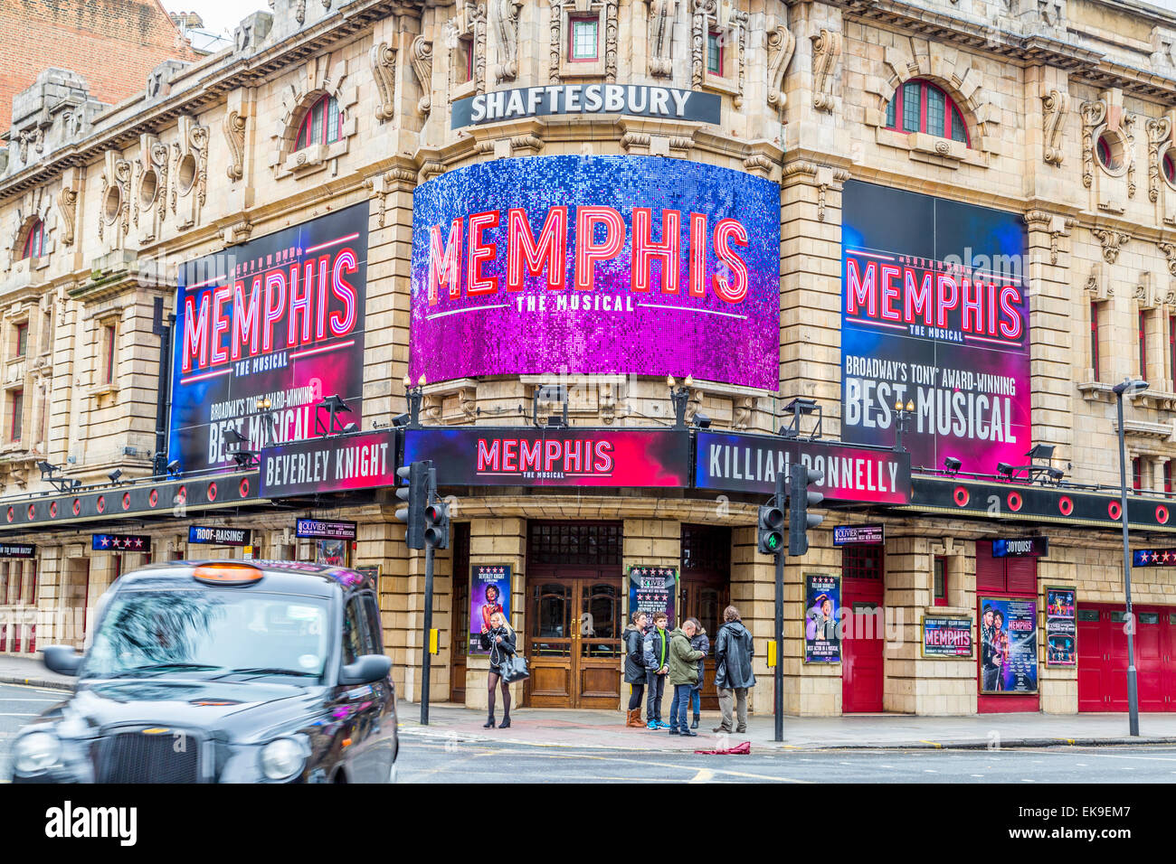 Une image paysage du Shaftesbury Theatre avec la comédie musicale Memphis et un taxi noir passant Banque D'Images