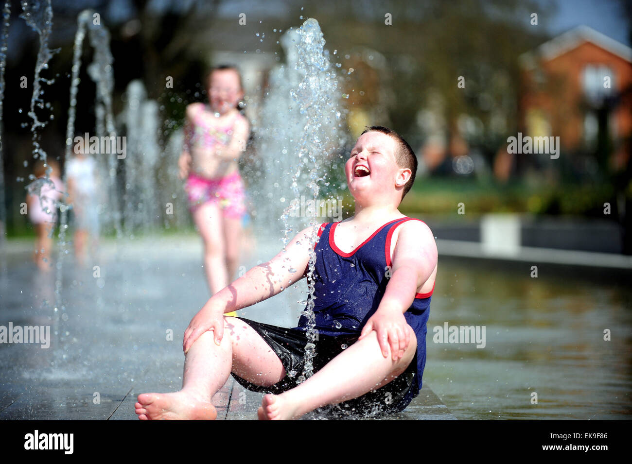 Tullamore, Irlande. 8 avril, 2015. 8 Paddy Delaney, refroidissement par Tullamore Town Park, Co Offaly, Irlande. Credit : James Flynn/Alamy Live News Banque D'Images