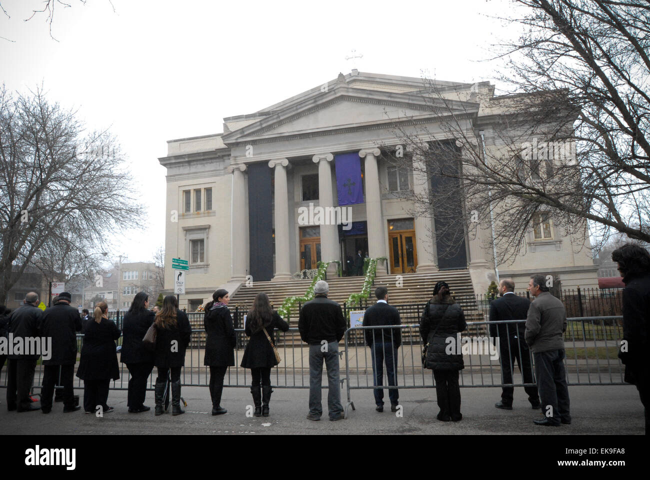 Chicago, Illinois, USA. Le 08 Avr, 2015. L'Assyrien parishoners attendre à l'extérieur de l'pendant le service funèbre pour le patriarche de l'Eglise apostolique assyrienne assyrienne de l'Orient pour les funérailles de sa sainteté, Khanania Dinkha IV, à Chicago, Illinois, USA. Avril 8th, 2015. Credit : Kate Rose/Alamy Live News Banque D'Images