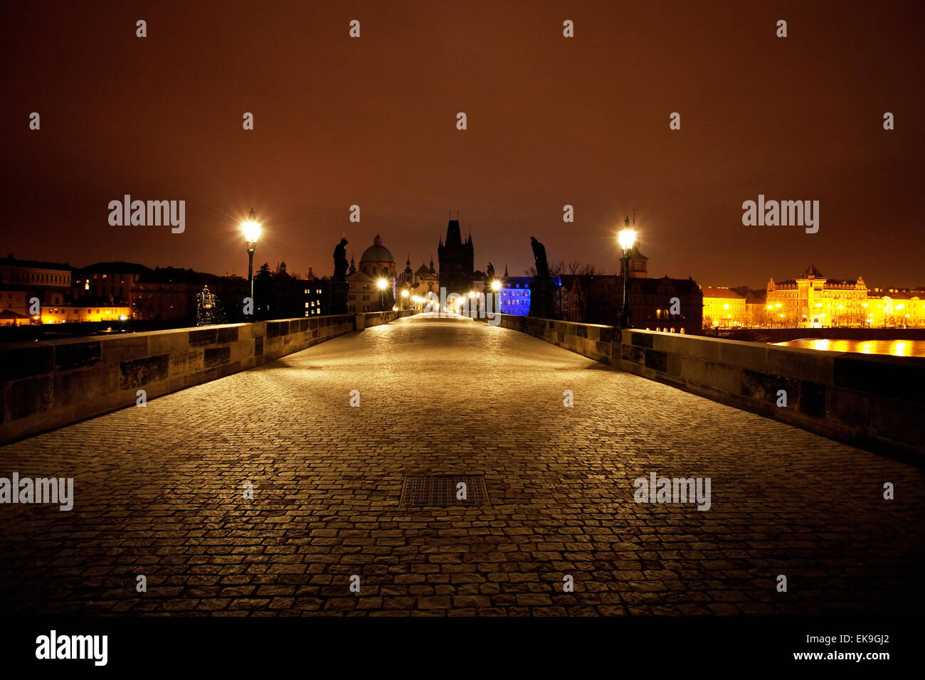 Une belle vue de nuit sur le pont Charles à Prague Banque D'Images
