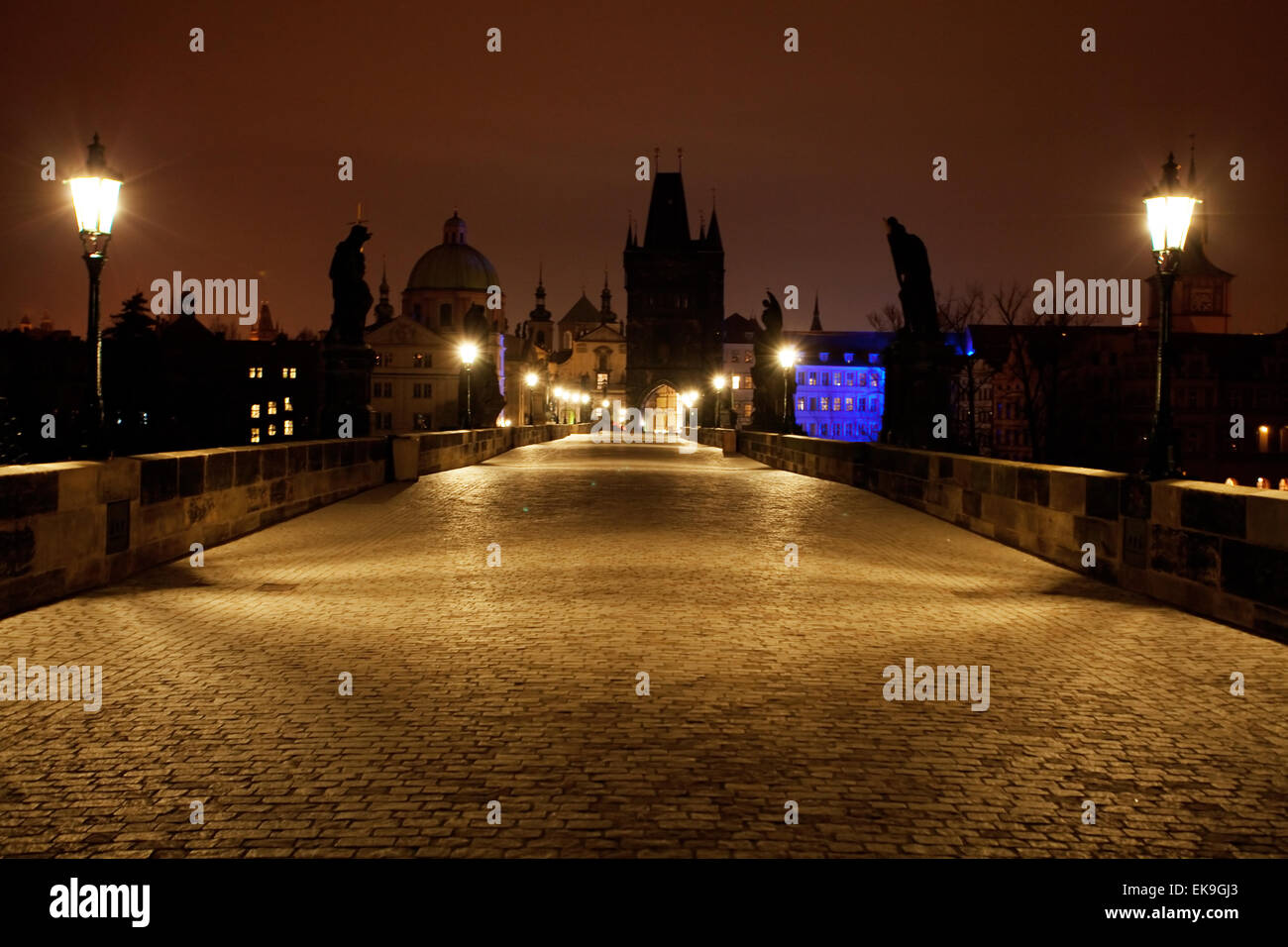 Une belle vue de nuit sur le pont Charles à Prague Banque D'Images