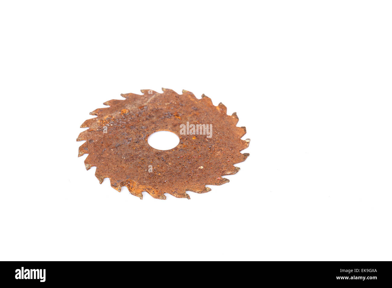 Close up vieille Lame pour scie circulaire pour le travail du bois sur fond blanc Banque D'Images