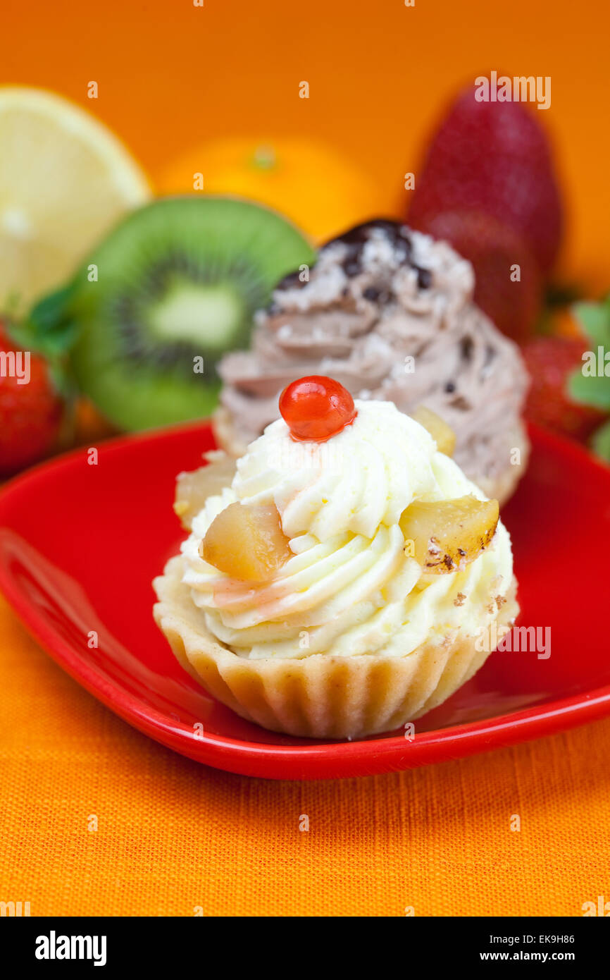 Mandarin Citron Kiwi Gateau Et Fraises Allonge Sur Le Fa Orange Photo Stock Alamy