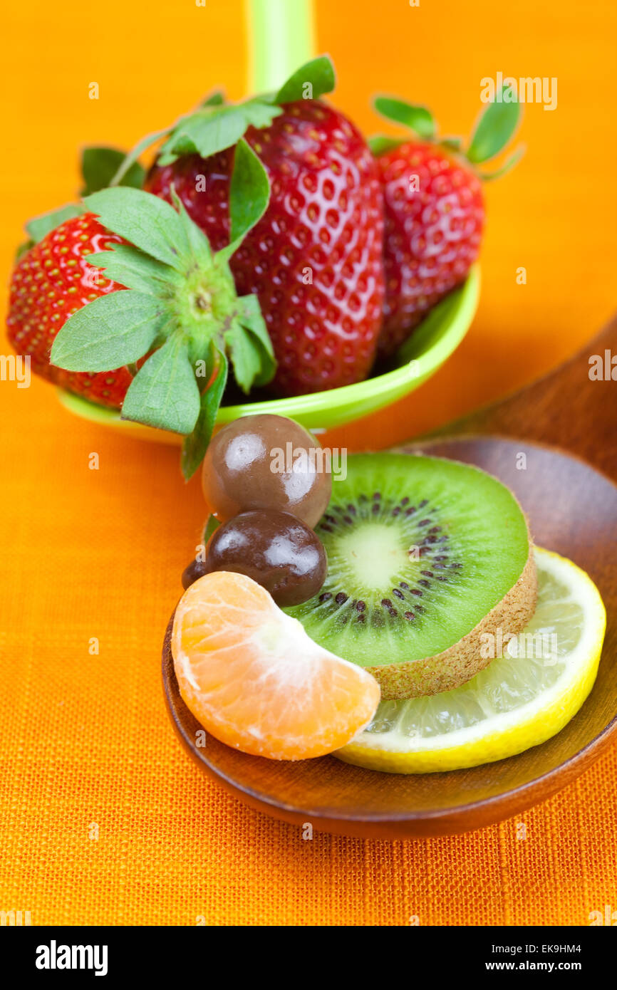 Fraises, kiwi, mandarine, orange, citron et Bonbons au chocolat i Banque D'Images