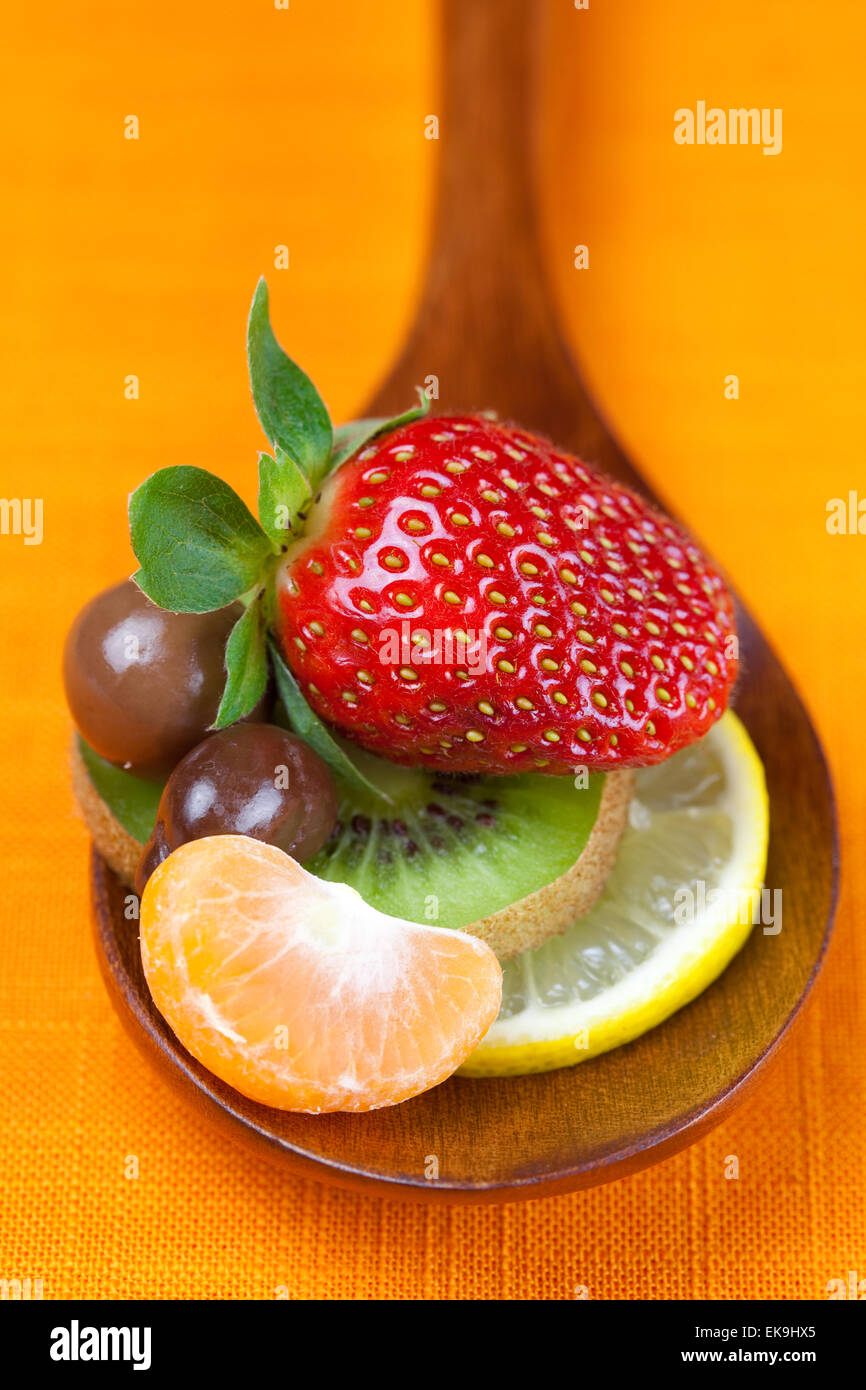 Fraises, kiwi, mandarine, orange, citron et Bonbons au chocolat i Banque D'Images