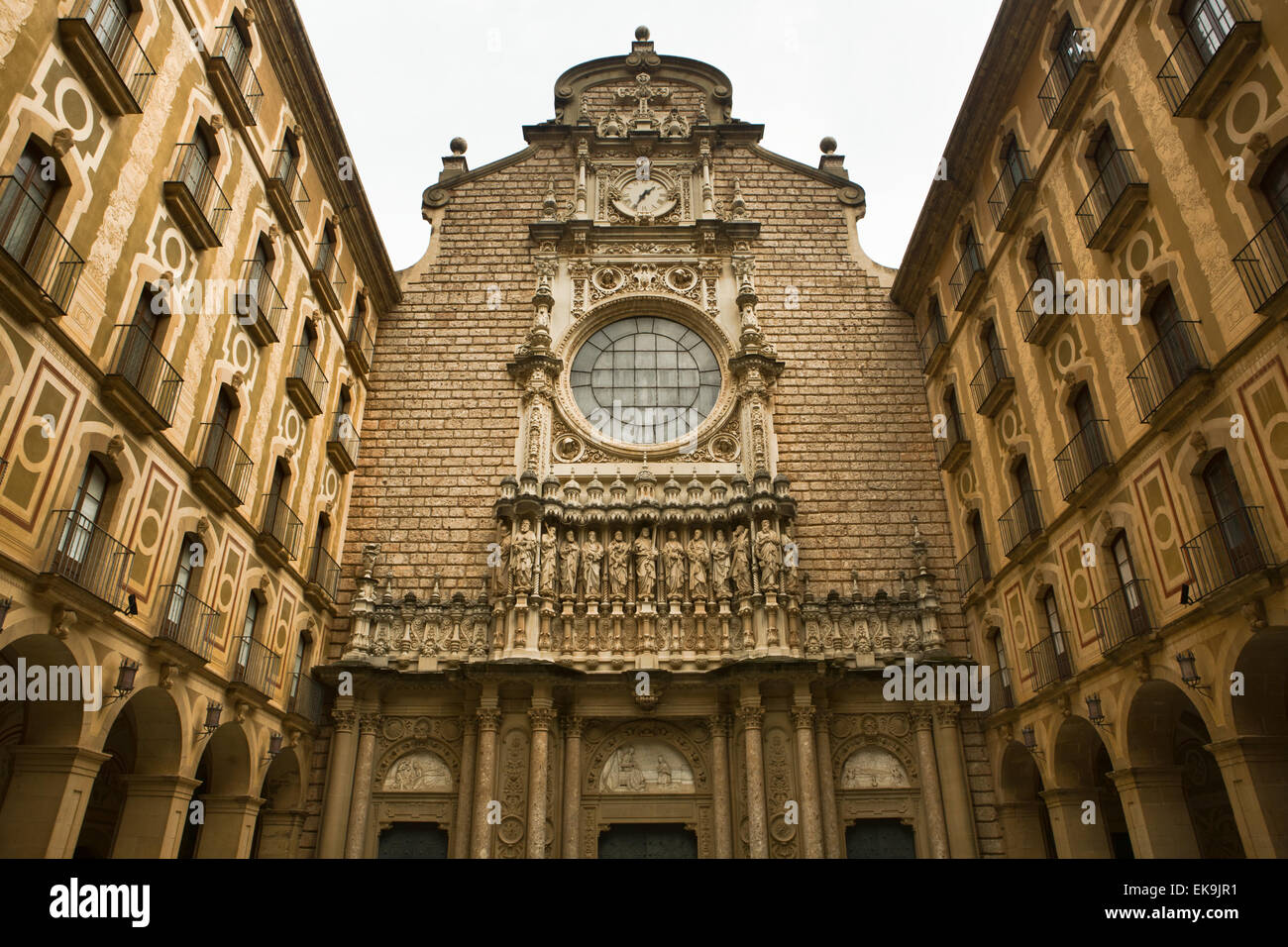 Façade de Santa Maria de Montserrat monastère. La Catalogne, Espagne Banque D'Images