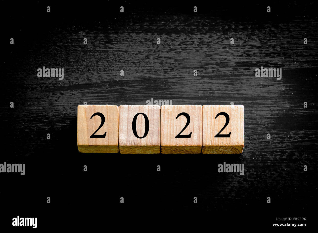 Année 2022. Petits cubes en bois avec les chiffres isolé sur fond noir avec copie espace disponible. Nouveau concept de l'année de droit. Banque D'Images