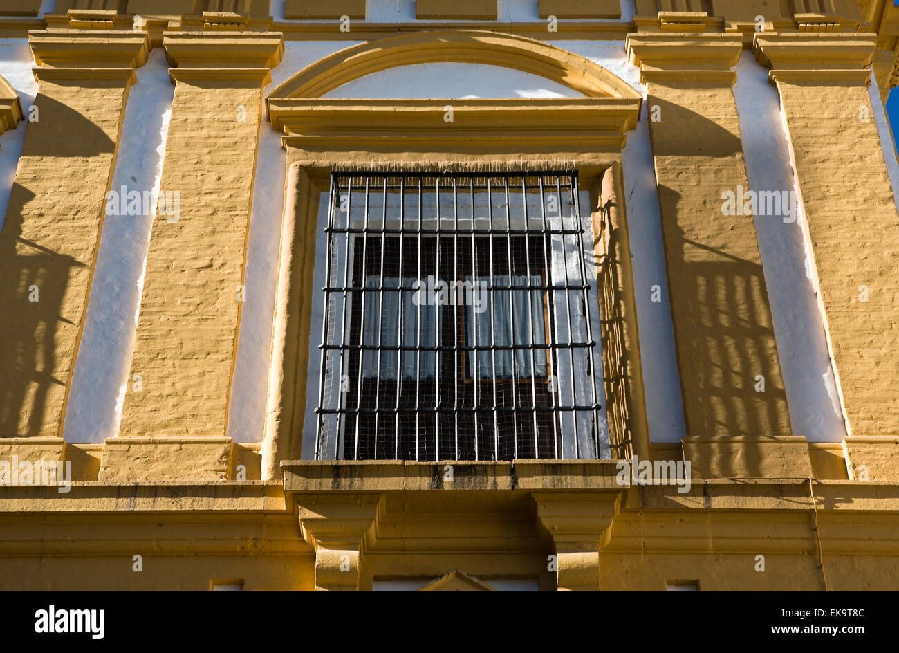 L'architecture baroque de la célèbre ville de Cordoue en Espagne. Balcon avec fer forgé jaune Banque D'Images