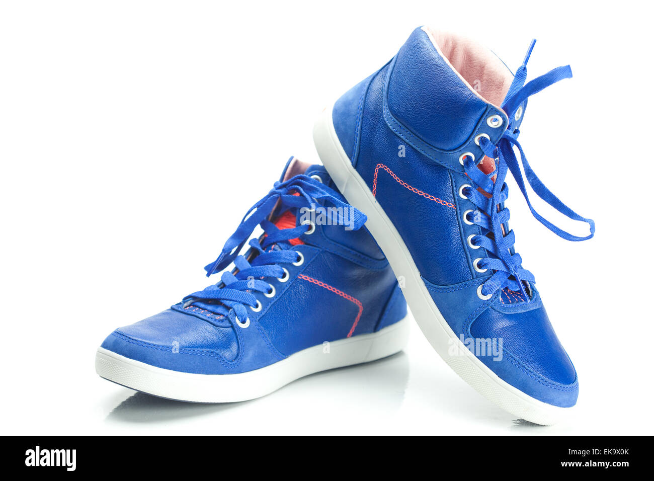 Belles chaussures de sport bleu isolated on white Banque D'Images