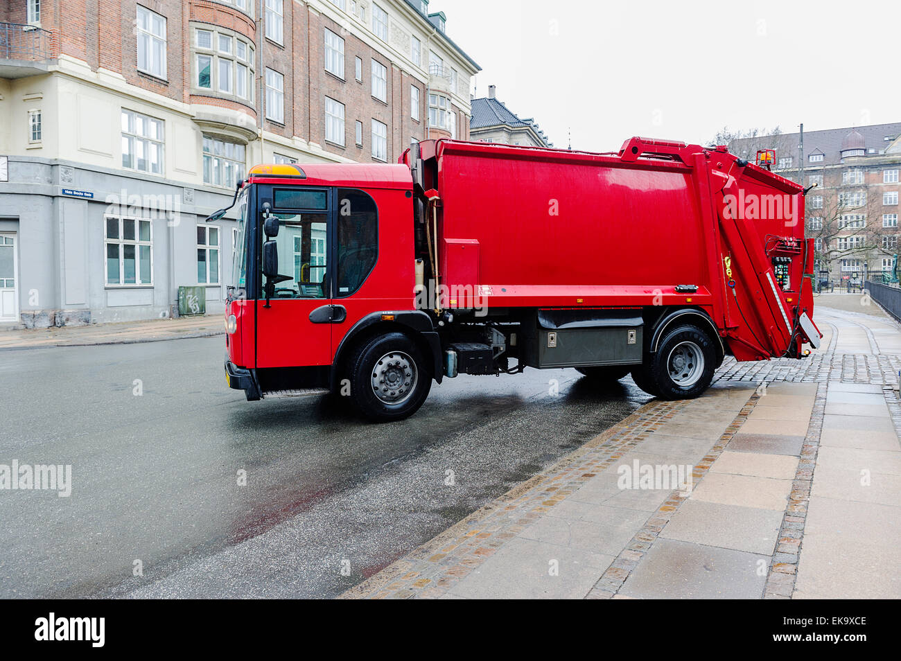 Camion à ordures rouge Banque D'Images