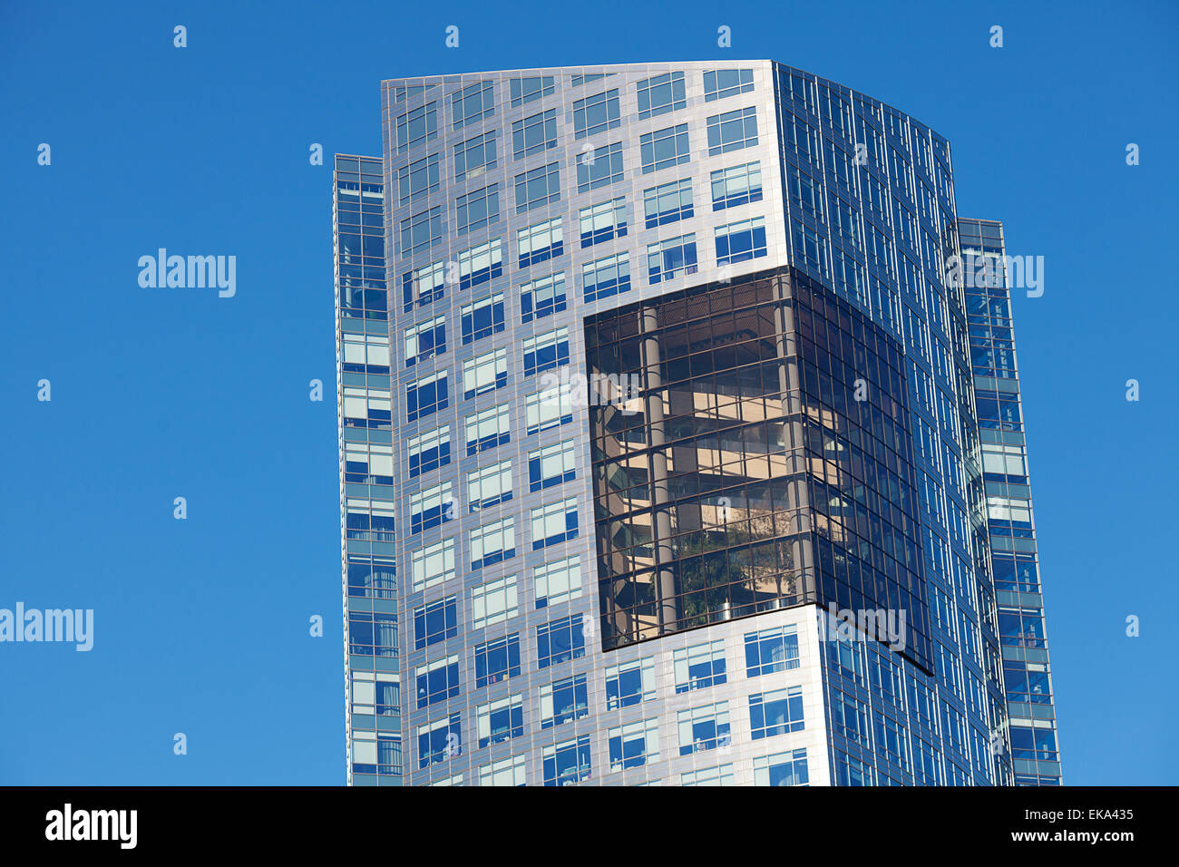 Bel immeuble de bureaux modernes contre le ciel bleu Banque D'Images