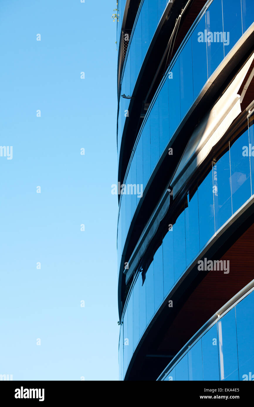 Bel immeuble de bureaux modernes contre le ciel bleu Banque D'Images