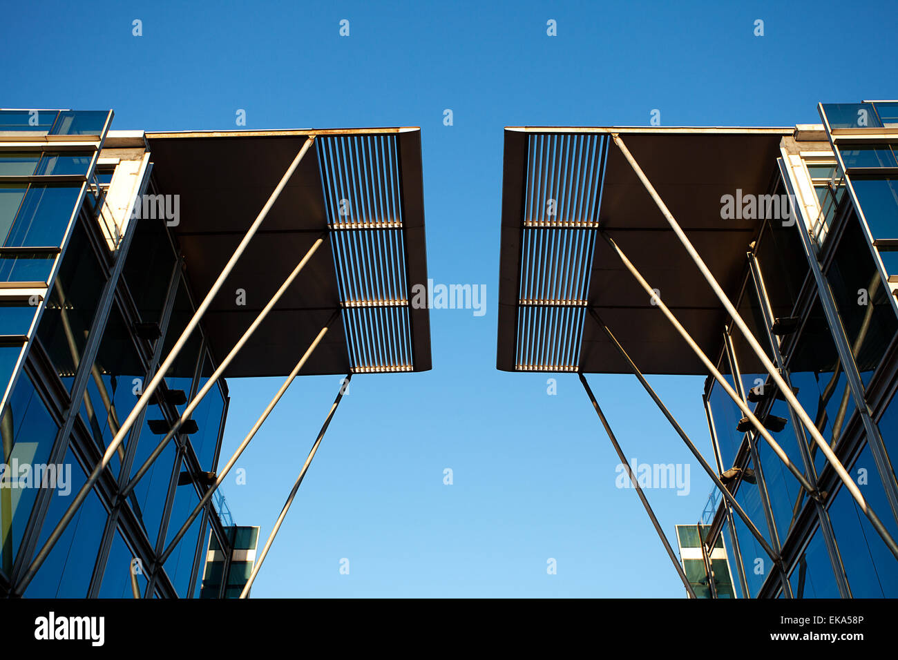 Bel immeuble de bureaux modernes contre le ciel bleu Banque D'Images