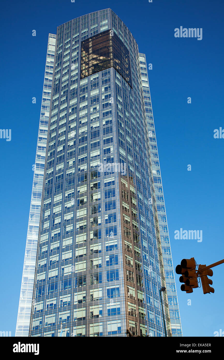 Bel immeuble de bureaux modernes contre le ciel bleu Banque D'Images