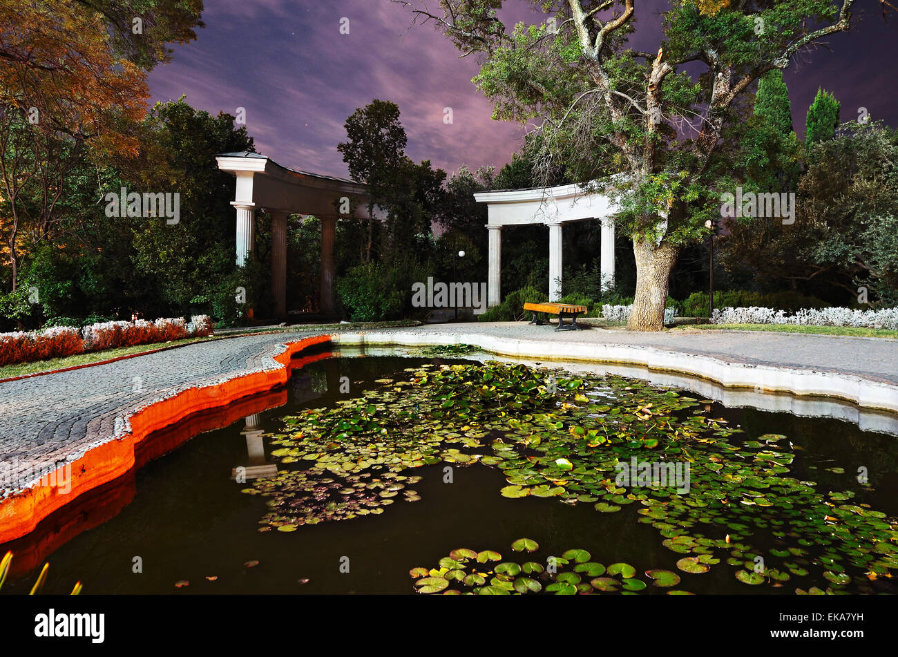 Nuit dans le parc. Derrière les arbres les colonnes. La Crimée Banque D'Images