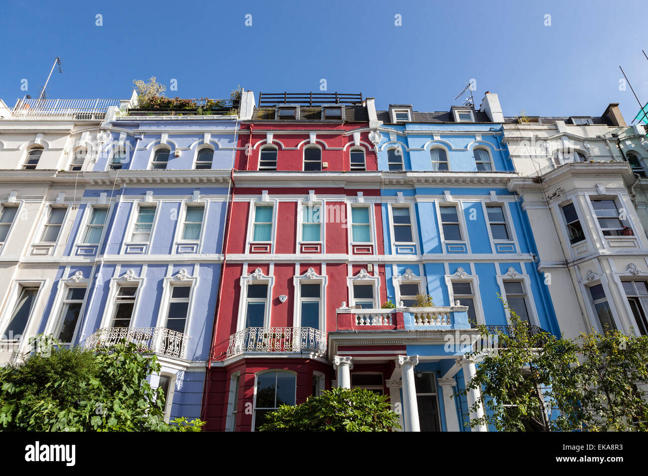 L'Angleterre, Londres, Notting Hill, maisons colorées sur Colville Terrace Banque D'Images