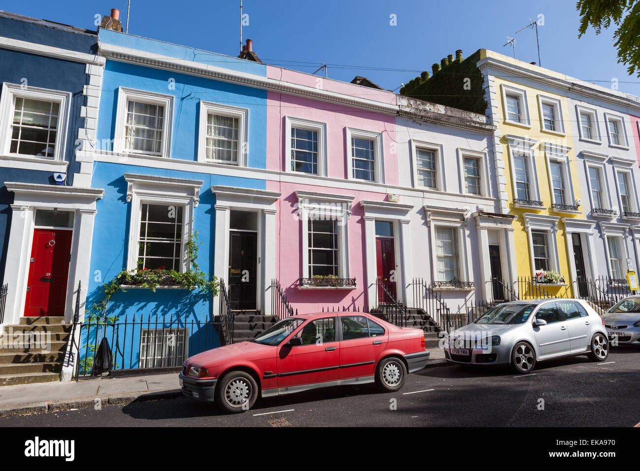 L'Angleterre, Londres, Notting Hill, maisons colorées sur terrasse Denbigh Banque D'Images