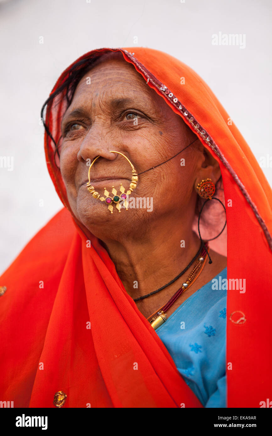 Une femme avec tribal Rajasthan un anneau dans le nez Banque D'Images