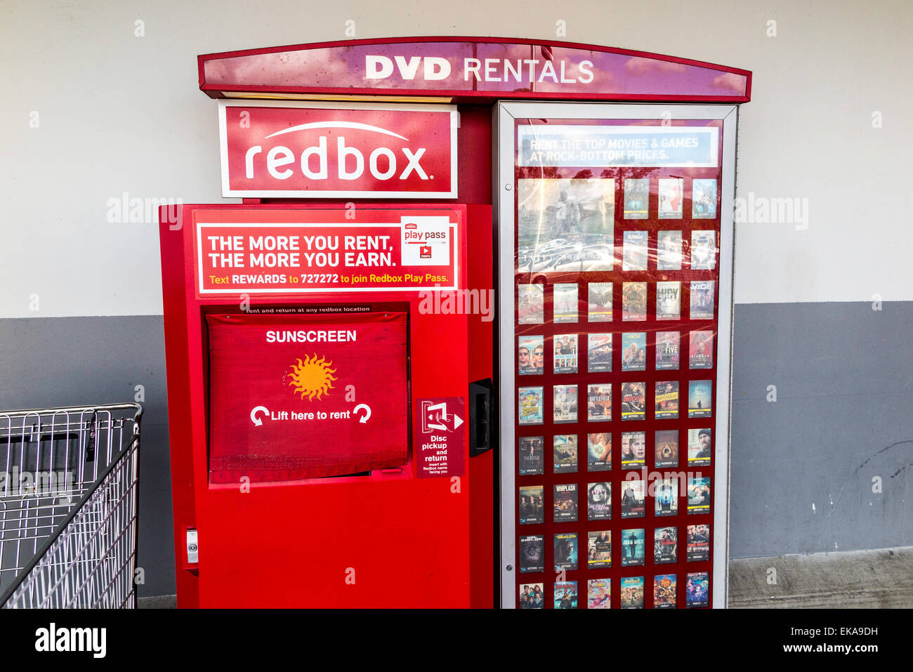Un distributeur automatique de location de film Redbox Photo Stock Alamy