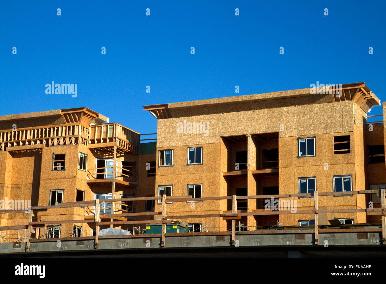 La construction en bois d'un nouvel immeuble d'appartements dans la région de Boise, Idaho, USA. Banque D'Images