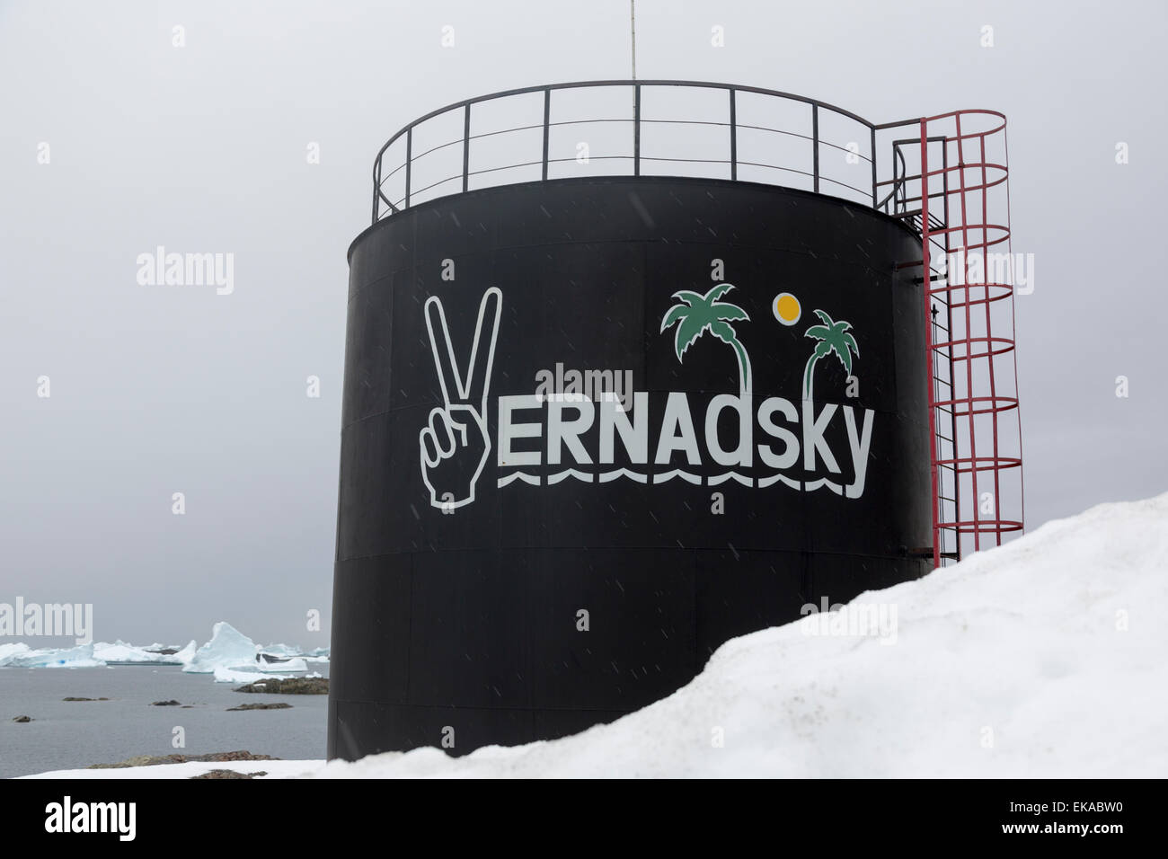 Réservoir avec signe d'humour, de recherche, de base Vernadsky Île Galindez Argentine, Antarctique, îles Banque D'Images