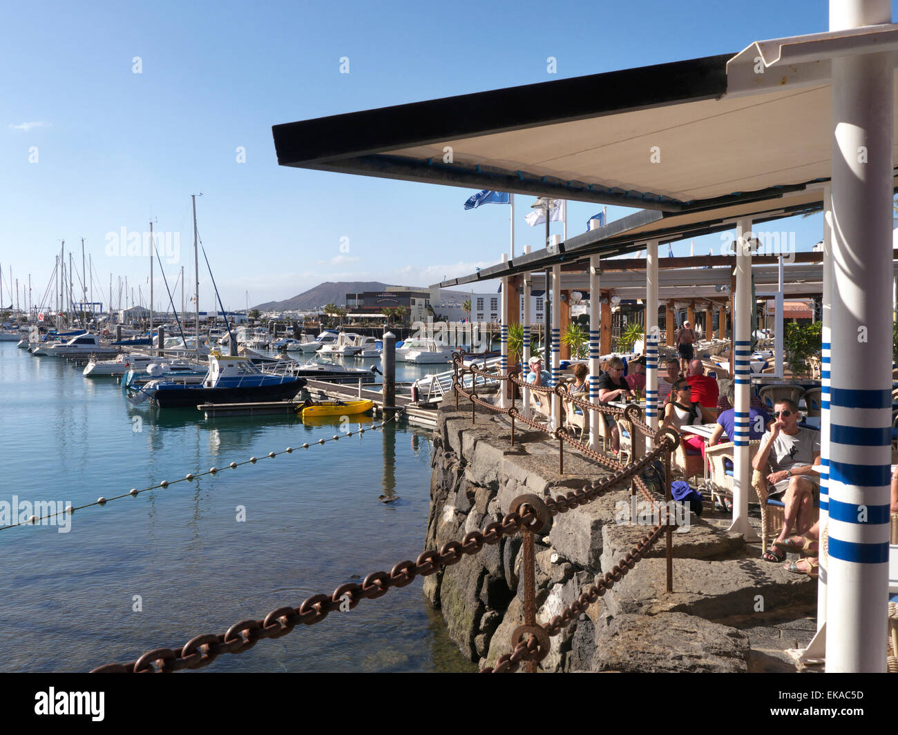 Restaurant au bord de l'Alfresco de Lanzarote à Marina Rubicon avec aux personnes bénéficiant d'une vue sur la mer et les restaurants en plein air, repas Lanzarote Iles Canaries Espagne Banque D'Images