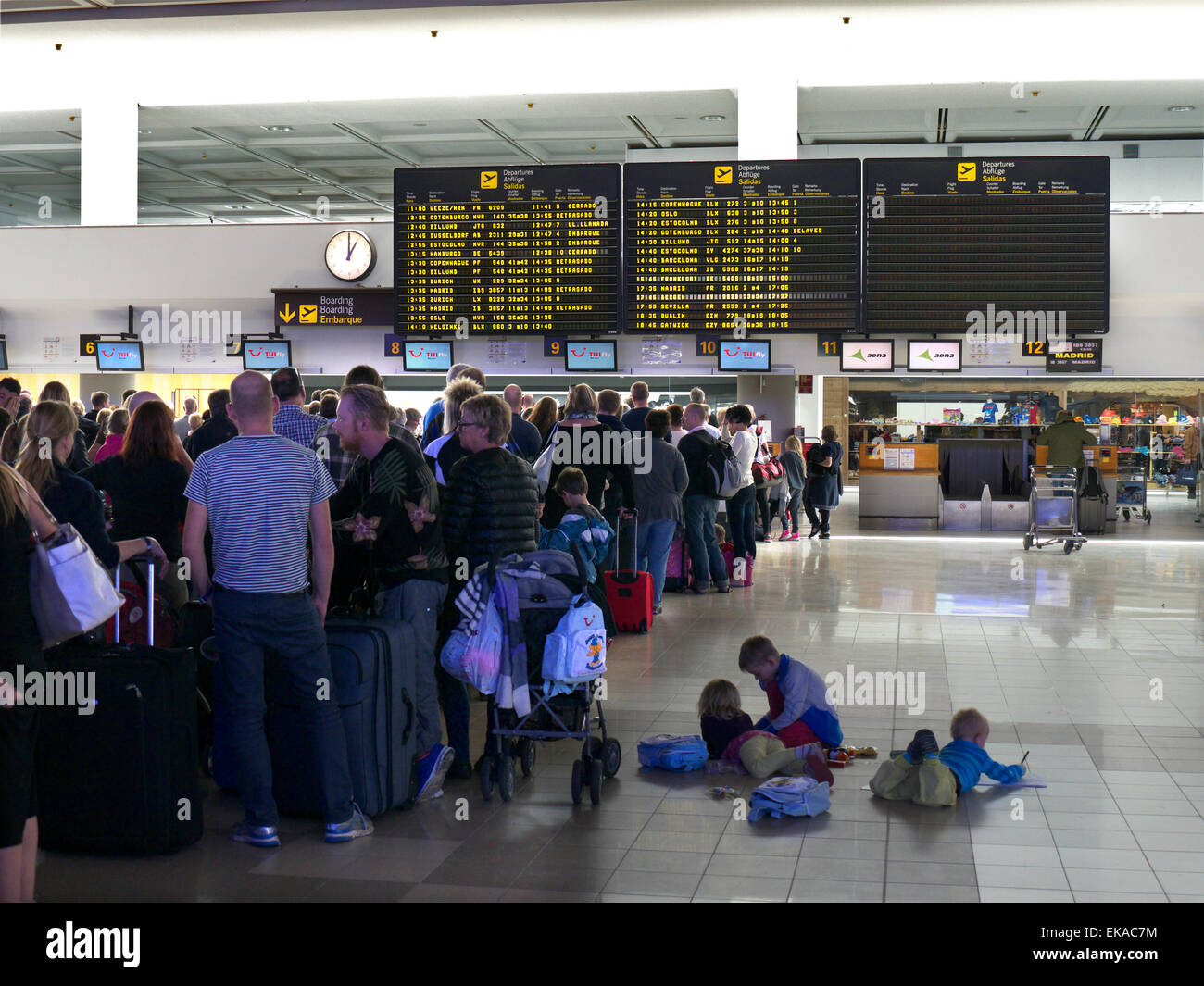 FILES D'ATTENTE À L'AÉROPORT LES PASSAGERS RETARDENT les files d'attente des vols charter TUI et les bagages attendent au terminal de l'aéroport pour s'enregistrer sur leur vol Banque D'Images
