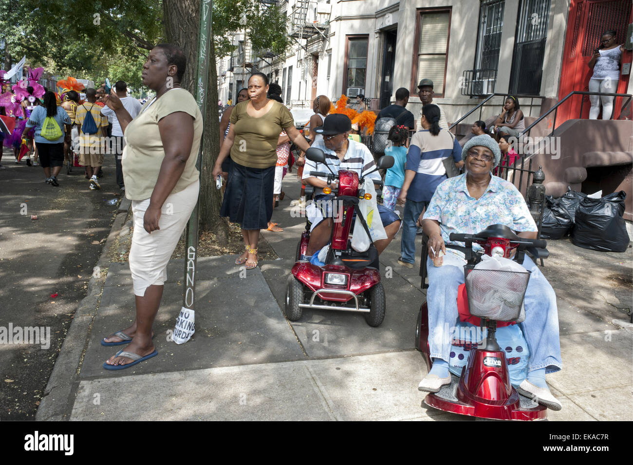2012 spectateurs regarder les Indiens de l'Ouest Caraïbes Kiddies parade de Crown Heights à Brooklyn, New York. Banque D'Images