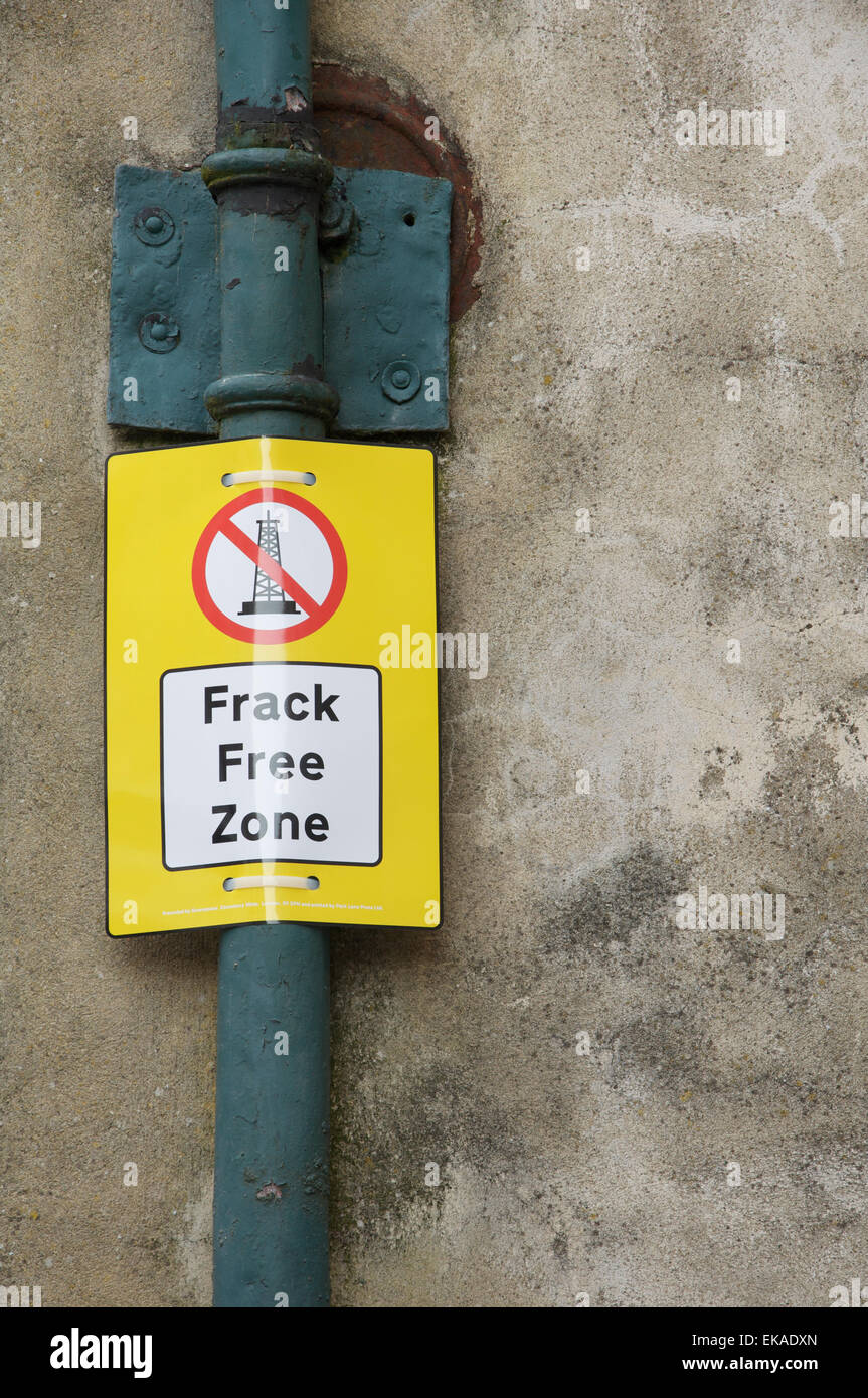 Protestation environnementale slogan. "Zone Libre de fracturation". Une campagne anti-fracking Greenpeace poster attaché à un tuyau de vidange. Dorchester, Dorset, Angleterre, Royaume-Uni. Banque D'Images