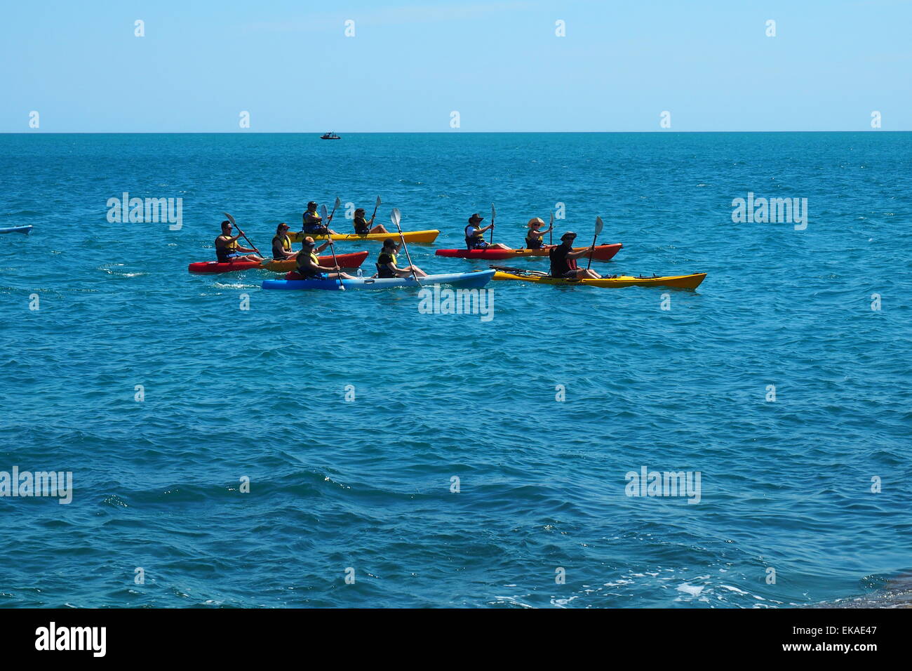 Les gens canoing dans l'océan. Banque D'Images