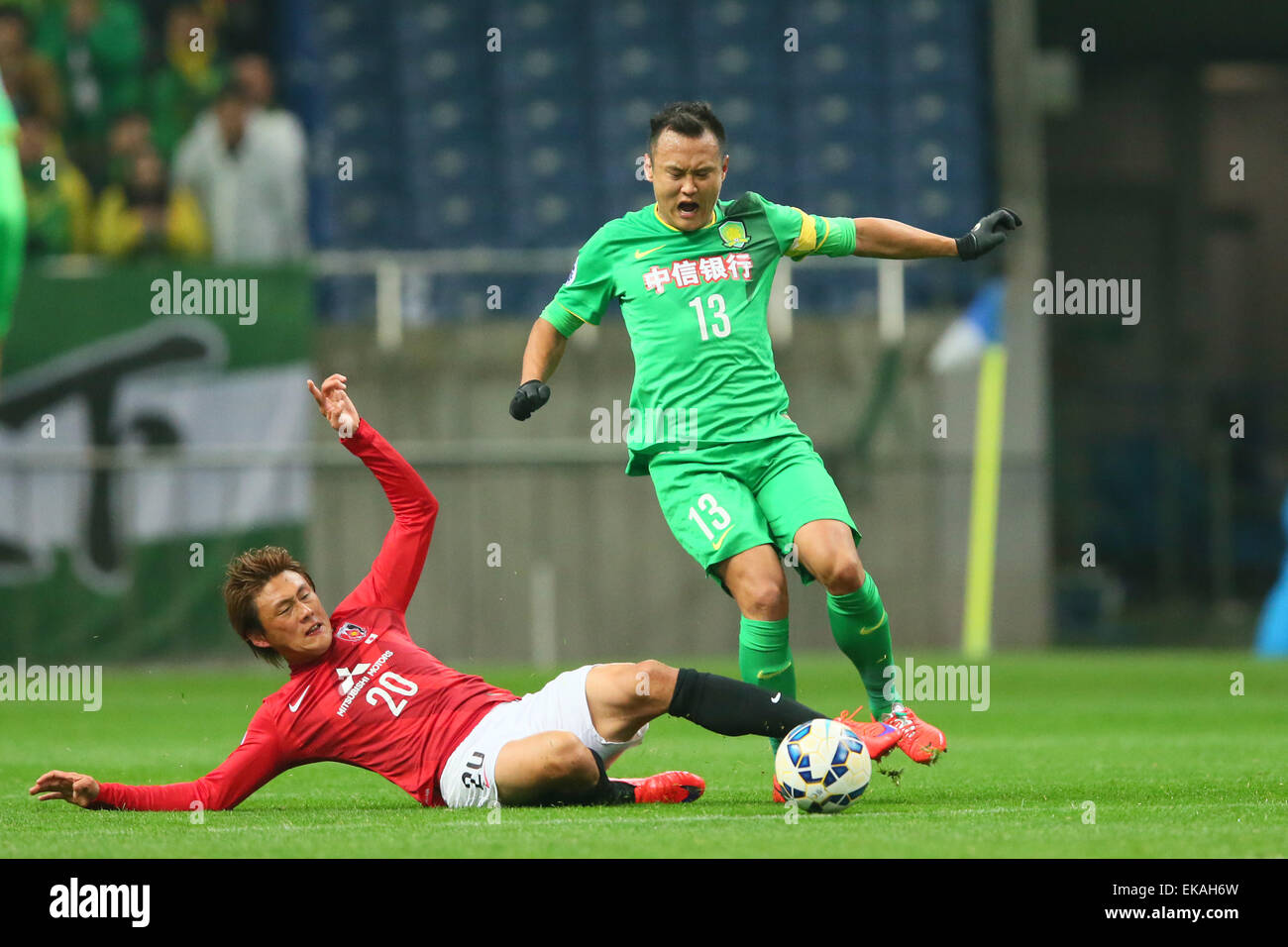 Saitama, Japon. 8Th apr 2015. (L à R) Tadanari Lee (REDS), Xu Yunlong (Guoan) Football/Football : Ligue des Champions de l'AFC 2015 match du groupe G entre Urawa Reds 1-1 Beijing Guoan à Saitama Stadium 2002 à Saitama, Japon . © YUTAKA/AFLO SPORT/Alamy Live News Banque D'Images